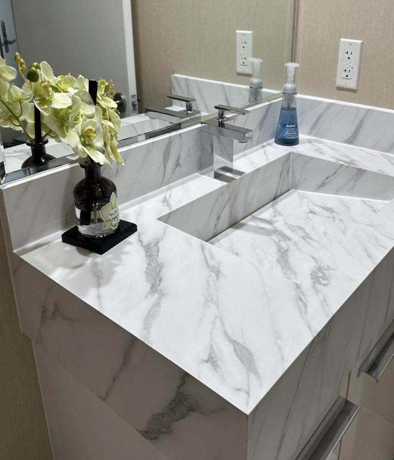 Vanity in white marble-look film