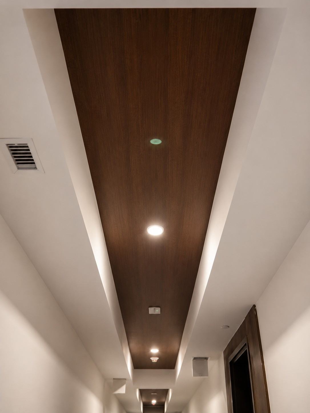 Corridor with wood-look ceiling